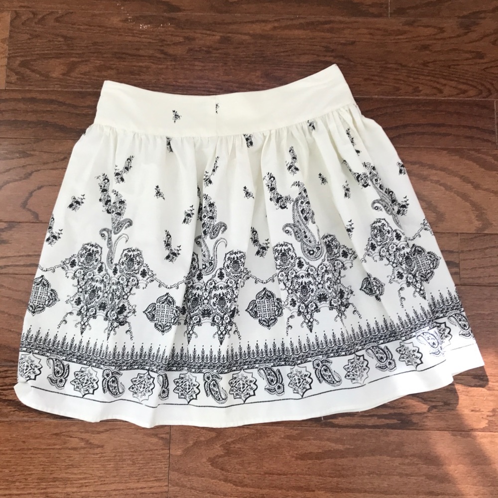 Wet Seal: Cream & Black skirt Small excellent, like new